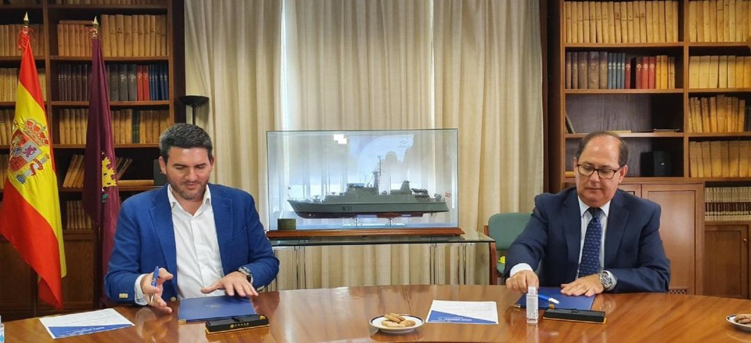 El consejero de Agua, Agricultura, Ganadería, Pesca y Medio Ambiente, Antonio Luengo, y el director del astillero de Navantia en Cartagena, Agustín Álvarez. El consejero de Agua, Agricultura, Ganadería, Pesca y Medio Ambiente, Antonio Luengo, y el director del astillero de Navantia en Cartagena, Agustín Álvarez.