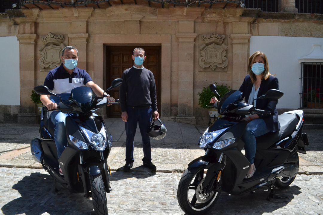 La delegada de Patrimonio ha presentado ambos vehículos en la plaza Duquesa de Parcent La delegada de Patrimonio ha presentado ambos vehículos en la plaza Duquesa de Parcent