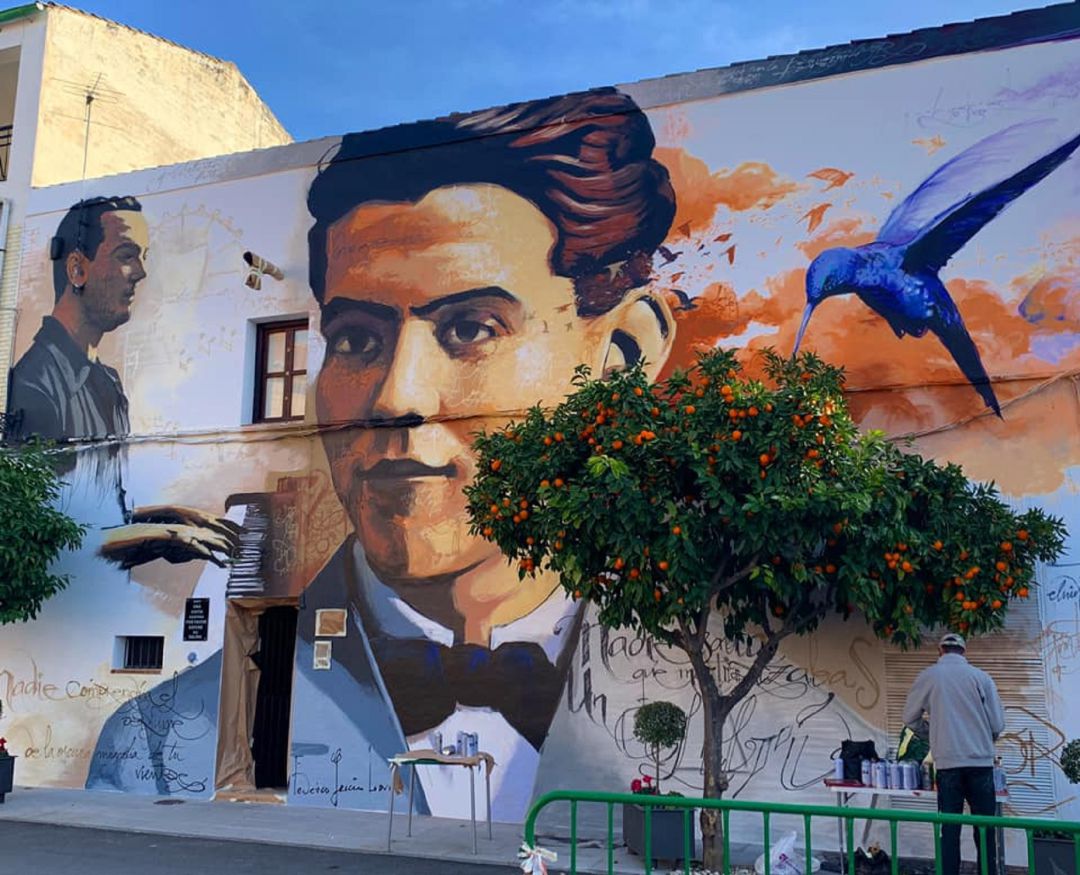 Así ha quedao la fachada de entrada al Museo Casa Natal de Fuente Vaqueros tras la obra de arte realizada recientemente por el 'Niño de las Pinturas' Así ha quedao la fachada de entrada al Museo Casa Natal de Fuente Vaqueros tras la obra de arte realizada recientemente por el 'Niño de las Pinturas'