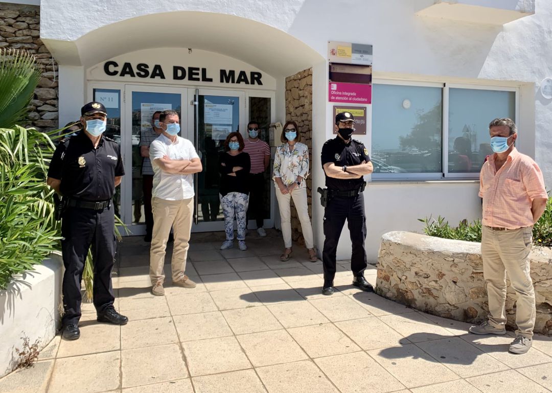 Un momento durante el minuto de silencio a las puertas de la Dirección Insular del Estado Un momento durante el minuto de silencio a las puertas de la Dirección Insular del Estado