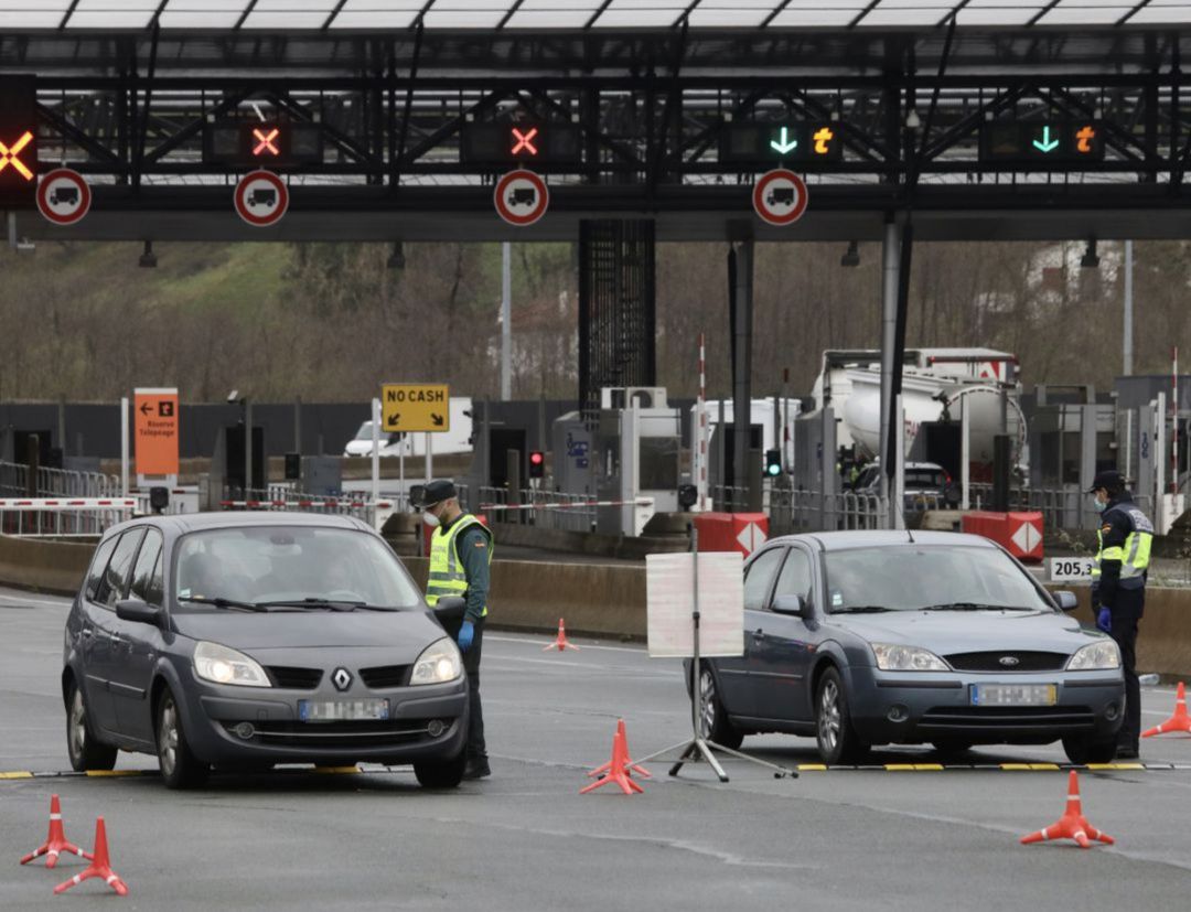 Efectivos de la Guardia Civil y de la Unidad de Intervención Policial (UIP) de la Policía Nacional realizan controles en la frontera con Francia Efectivos de la Guardia Civil y de la Unidad de Intervención Policial (UIP) de la Policía Nacional realizan controles en la frontera con Francia