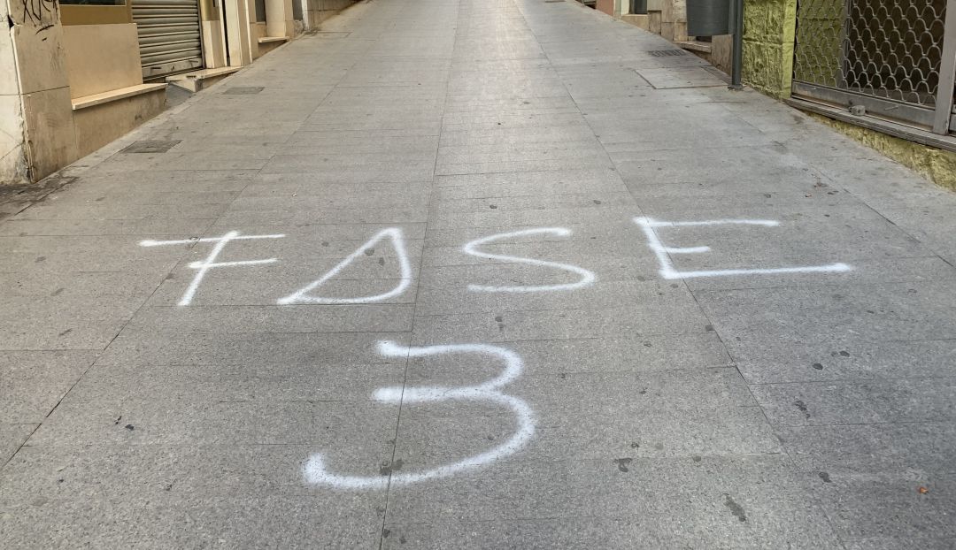 Grafiti sobre la Fase 3 pintado en la calle Doctor Civera de la capital. Grafiti sobre la Fase 3 pintado en la calle Doctor Civera de la capital.