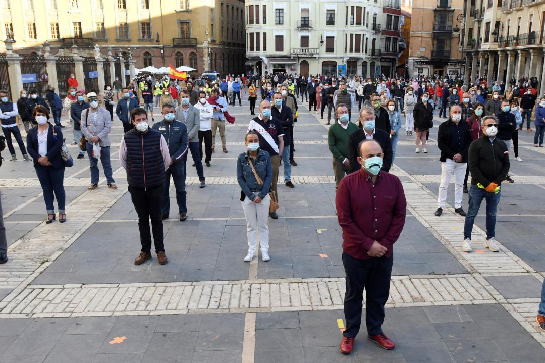 La protesta del CEL contó en primera línea con la participación de políticos del PP, Ciudadanos, UPL y VOX La protesta del CEL contó en primera línea con la participación de políticos del PP, Ciudadanos, UPL y VOX