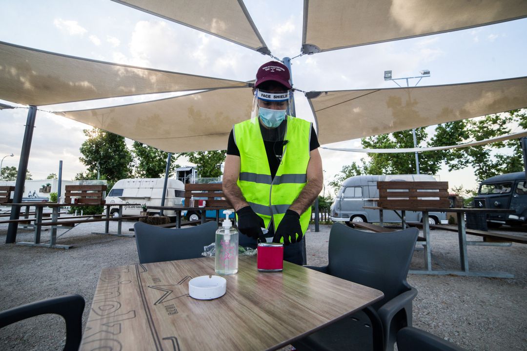 Un empleado desinfecta una mesa en la zona de bar durante la apertura del Auto-Cine RACE con las medidas de seguridad dictadas por el Gobierno de España durante la pandemia Covid-19. Un empleado desinfecta una mesa en la zona de bar durante la apertura del Auto-Cine RACE con las medidas de seguridad dictadas por el Gobierno de España durante la pandemia Covid-19.