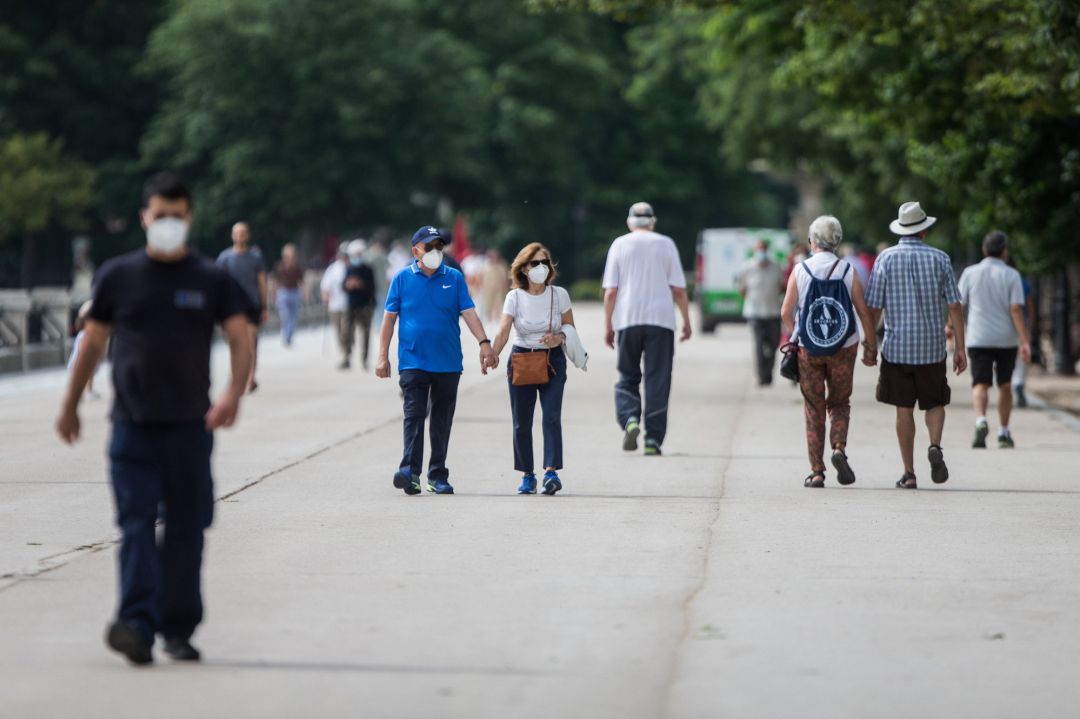 Varias personas pasean protegidas con mascarillas después de la reapertura del Parque de El Retiro. Varias personas pasean protegidas con mascarillas después de la reapertura del Parque de El Retiro.