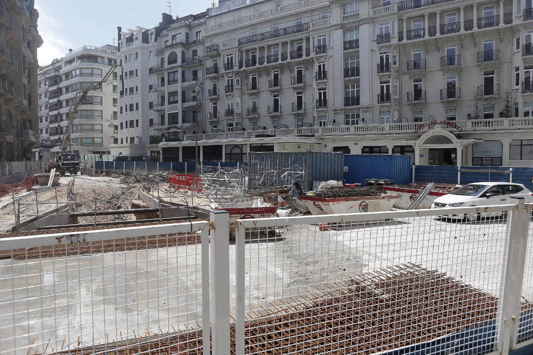 El edificio contiguo al hotel Londres de San Sebastián, situado en la calle Zubieta, ha sido desalojado este viernes a causa de un desprendimiento. El edificio contiguo al hotel Londres de San Sebastián, situado en la calle Zubieta, ha sido desalojado este viernes a causa de un desprendimiento.