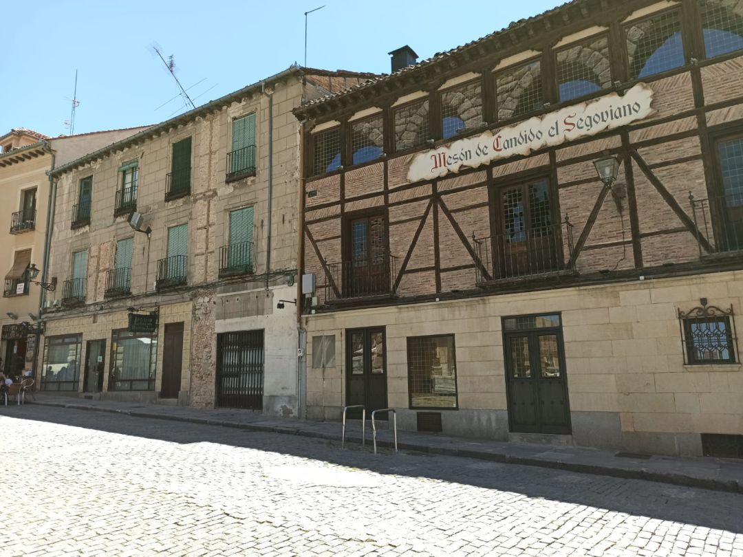 Hallan restos humanos de la Edad Media durante las obras de ampliación del Mesón de Cándido Hallan restos humanos de la Edad Media durante las obras de ampliación del Mesón de Cándido