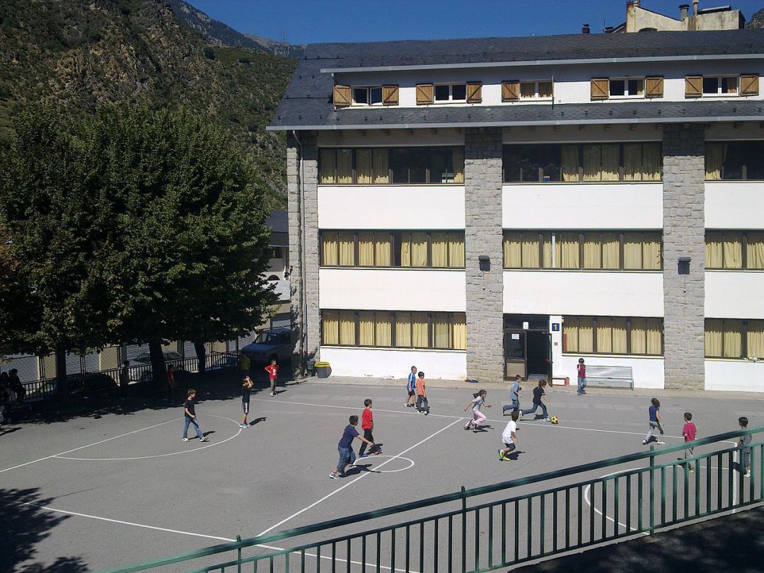 Una escola de Sant Julià. Una escola de Sant Julià.