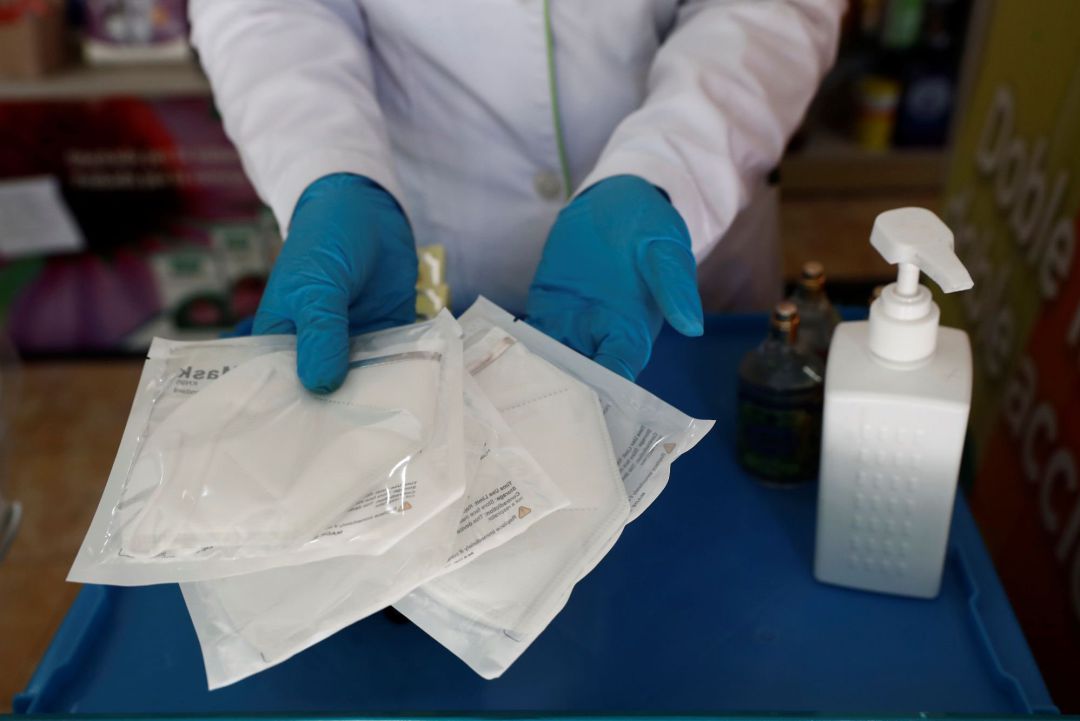 Una farmacéutica muestra las mascarillas del segundo reparto gratuito de otros siete millones de mascarillas en la Comunidad de Madrid Una farmacéutica muestra las mascarillas del segundo reparto gratuito de otros siete millones de mascarillas en la Comunidad de Madrid