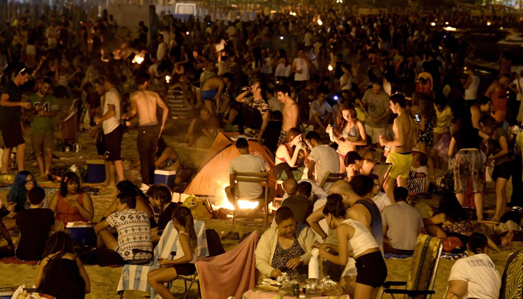 Las playas de toda la Comunitat Valenciana se llenan cada año para celebrar la noche de San Juan. Las playas de toda la Comunitat Valenciana se llenan cada año para celebrar la noche de San Juan.