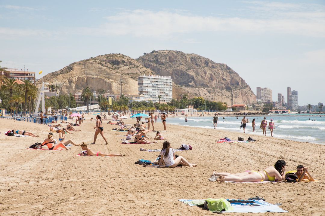 Bañistas en la Playa del Postiguet durante el primer día de la Fase 2 Bañistas en la Playa del Postiguet durante el primer día de la Fase 2