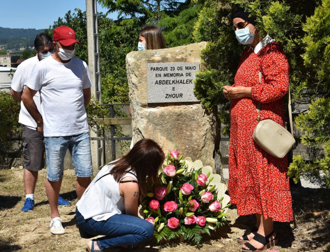 Vecinos de Paramos depositan un ramo de flores en el monolito en memoria de las dos víctimas de la explosión de 2018. Vecinos de Paramos depositan un ramo de flores en el monolito en memoria de las dos víctimas de la explosión de 2018.