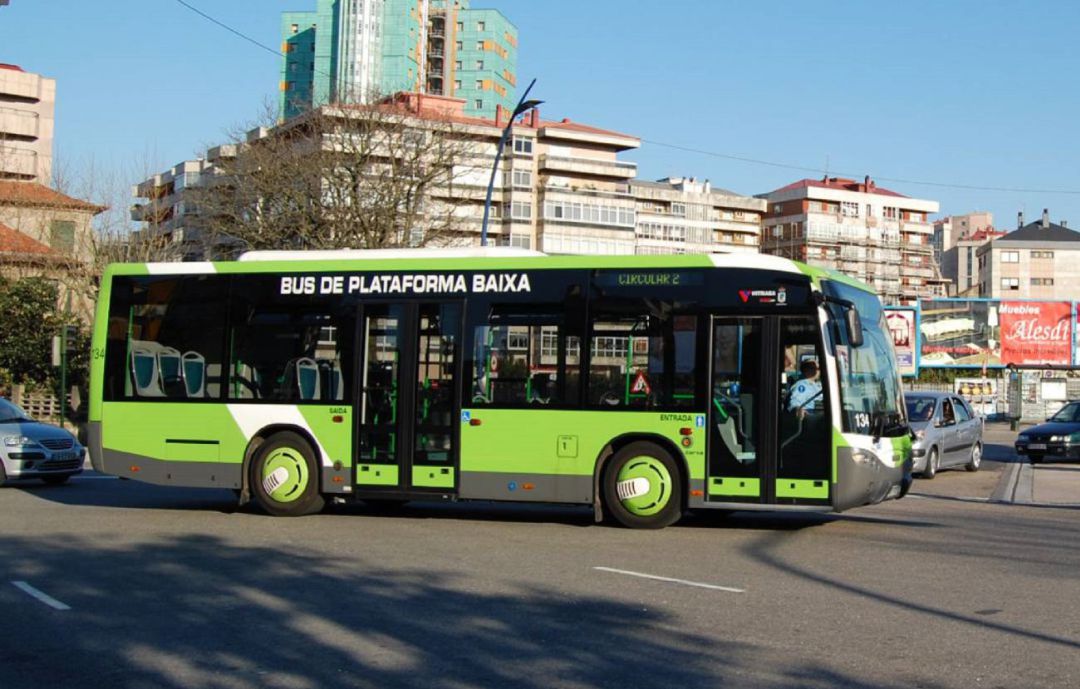 Autobús de Vitrasa circulando por Plaza de España en Vigo.
Autobús de Vitrasa circulando por Plaza de España en Vigo.