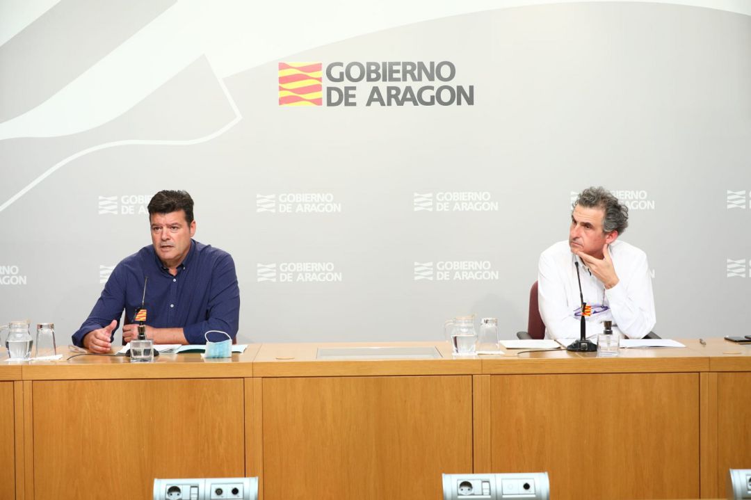 El comisionado contra la Despoblación, Javier Allué, y el director general de Salud Pública, Francisco Javier Falo, durante la rueda de prensa El comisionado contra la Despoblación, Javier Allué, y el director general de Salud Pública, Francisco Javier Falo, durante la rueda de prensa