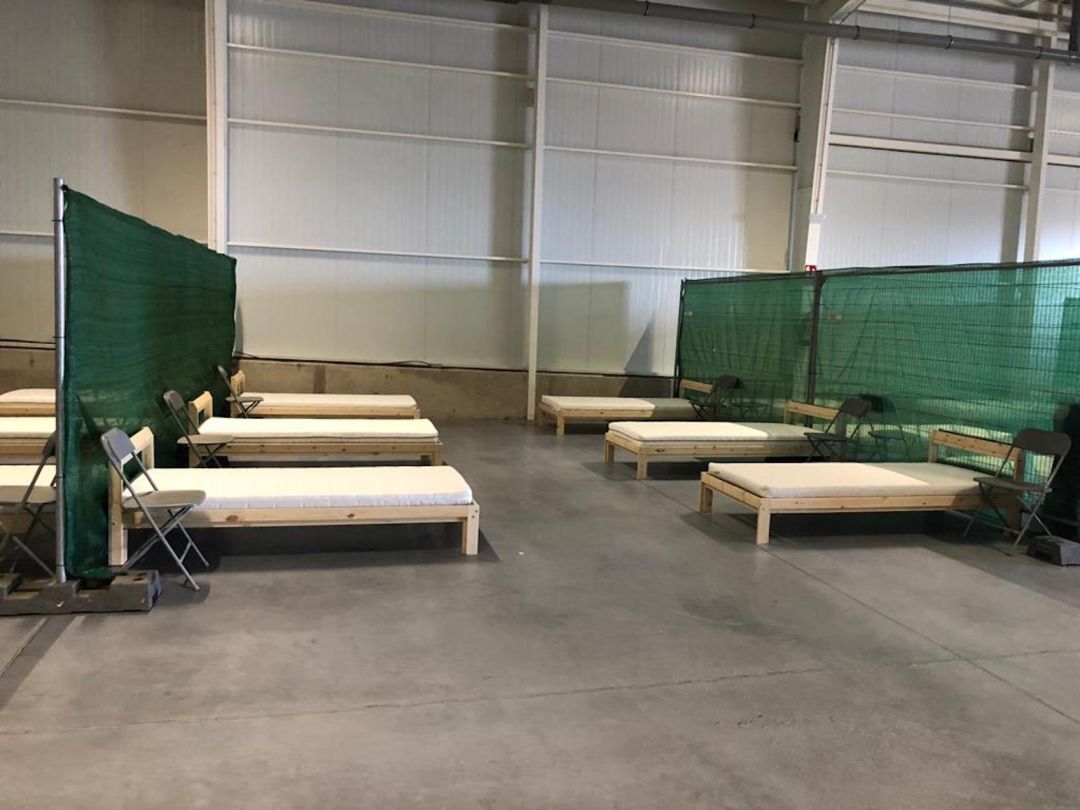 Cerca de cincuenta migrantes pasan la cuarenta en una nave indusrial con muebles cedidos por Ikea Cerca de cincuenta migrantes pasan la cuarenta en una nave indusrial con muebles cedidos por Ikea