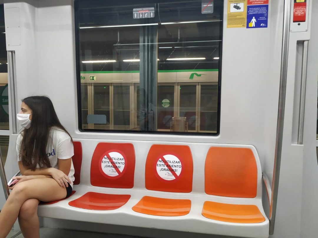 Una joven con mascarilla viaja en el Metro de Sevilla Una joven con mascarilla viaja en el Metro de Sevilla