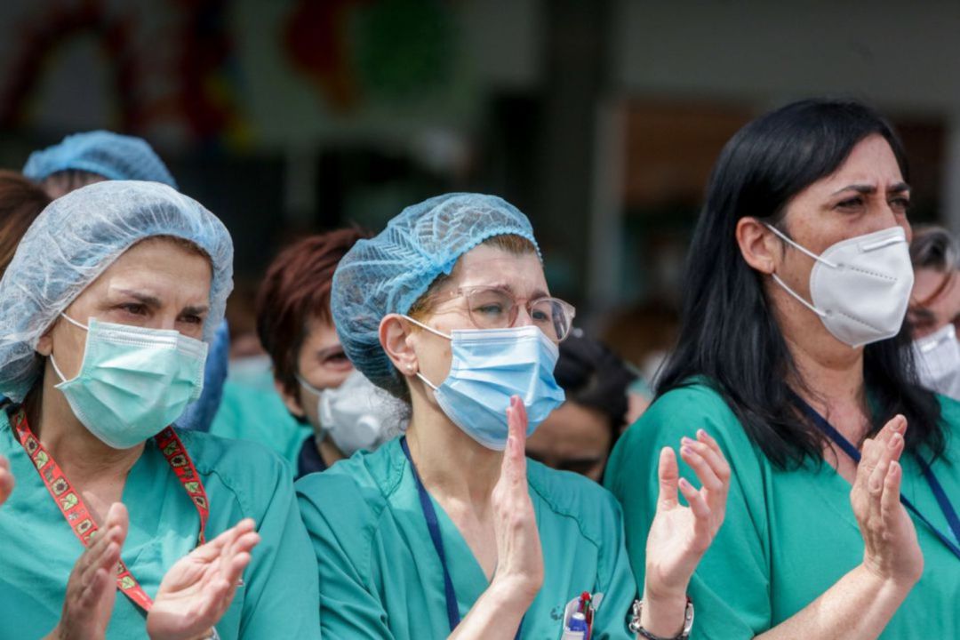 Sanitarios españoles durante un aplauso sanitario Sanitarios españoles durante un aplauso sanitario