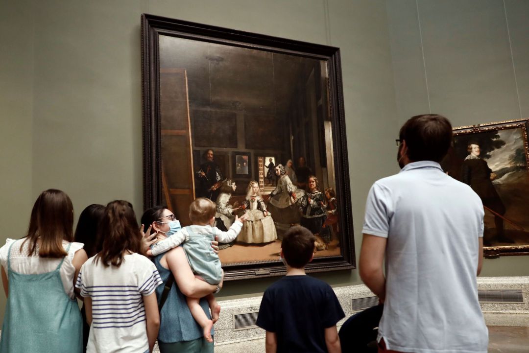 Varias personas admiran 'Las meninas' de Velázquez expuesto en el Museo del Prado en Madrid, este sábado, durante su reapertura. Varias personas admiran 'Las meninas' de Velázquez expuesto en el Museo del Prado en Madrid, este sábado, durante su reapertura.
