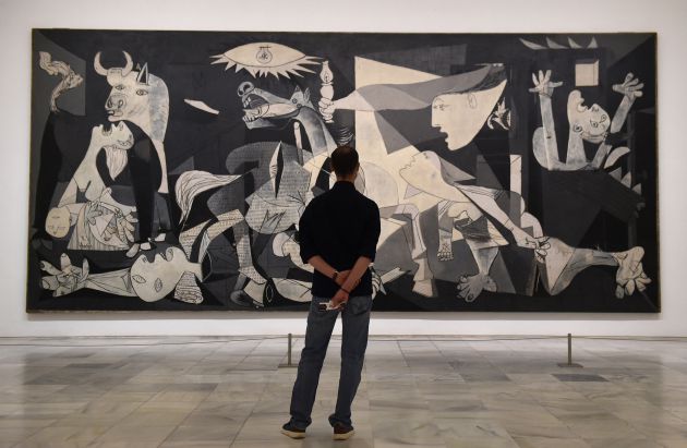 Un visitante mira el 'Guernica' de Picasso en el Museo Reina Sofía Un visitante mira el 'Guernica' de Picasso en el Museo Reina Sofía