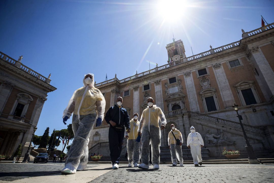 Los trabajadores llegan para operaciones de saneamiento en la plaza del Campidoglio en Roma Los trabajadores llegan para operaciones de saneamiento en la plaza del Campidoglio en Roma