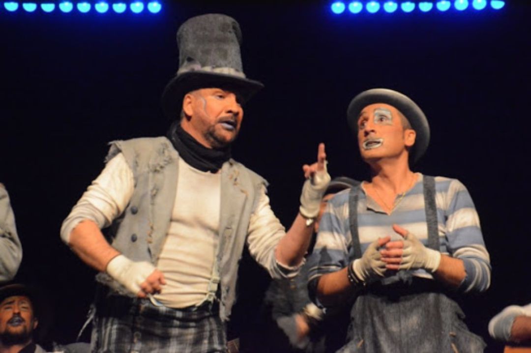 Ángel Subiela, con sombrero, junto a Carli Brihuega en una actuación de los Equilibristas Ángel Subiela, con sombrero, junto a Carli Brihuega en una actuación de los Equilibristas