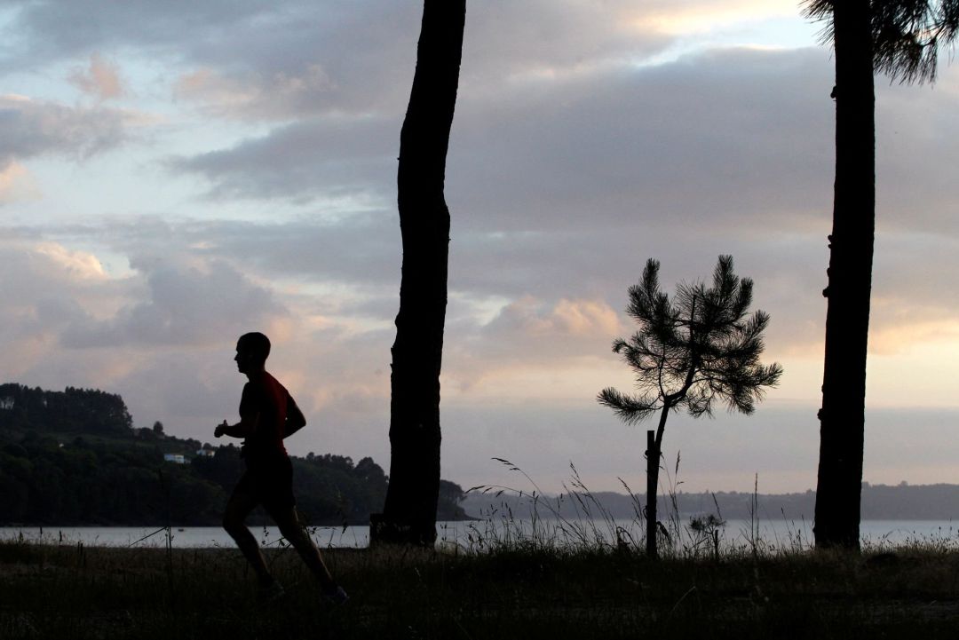Un corredor practica deporte al atardecer en la tarde del jueves en la localidad coruñesa de Cabanas. Municipios turísticos como el coruñés de Cabanas sienten "frustración" por un desembarco inesperado de visitantes pese a la prohibición de viajar a otras provincias por el estado de alarma, por lo que el presidente del Gobierno, Pedro Sánchez, se ha comprometido a comprobar si en efecto se están produciendo desplazamientos irregulares. Un corredor practica deporte al atardecer en la tarde del jueves en la localidad coruñesa de Cabanas. Municipios turísticos como el coruñés de Cabanas sienten "frustración" por un desembarco inesperado de visitantes pese a la prohibición de viajar a otras provincias por el estado de alarma, por lo que el presidente del Gobierno, Pedro Sánchez, se ha comprometido a comprobar si en efecto se están produciendo desplazamientos irregulares.