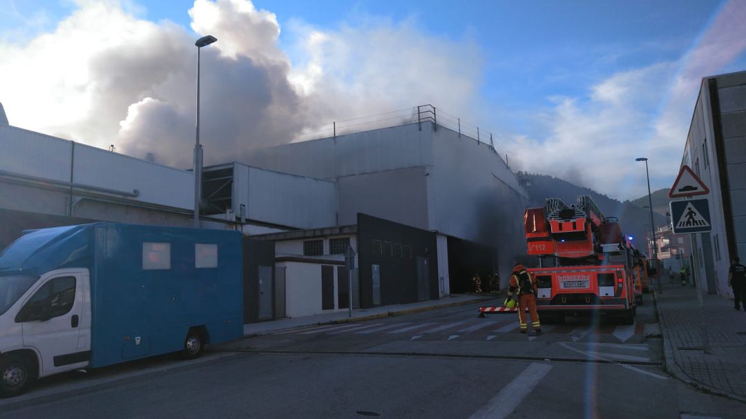 Incendio en una fábrica de Villalonga Incendio en una fábrica de Villalonga