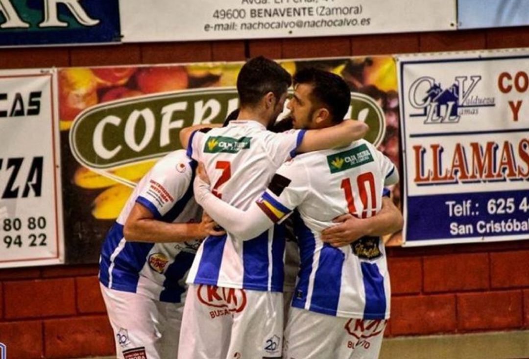 Los jugadores del At. Benavente celebrando una victoria Los jugadores del At. Benavente celebrando una victoria