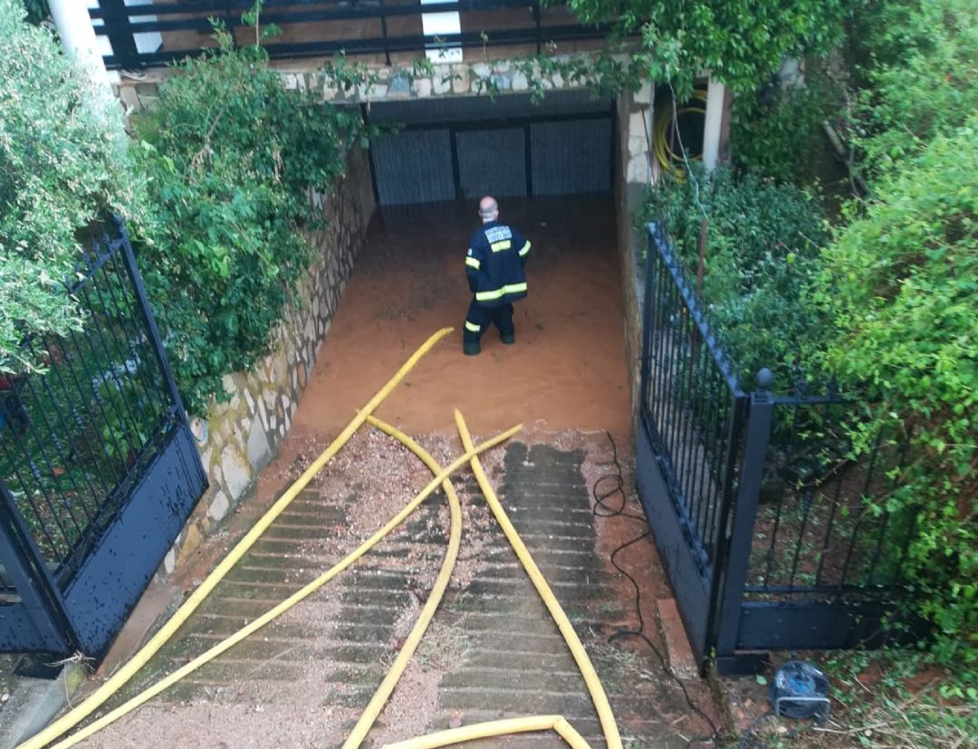 Bombero actuando en una de las casas inundadas Bombero actuando en una de las casas inundadas