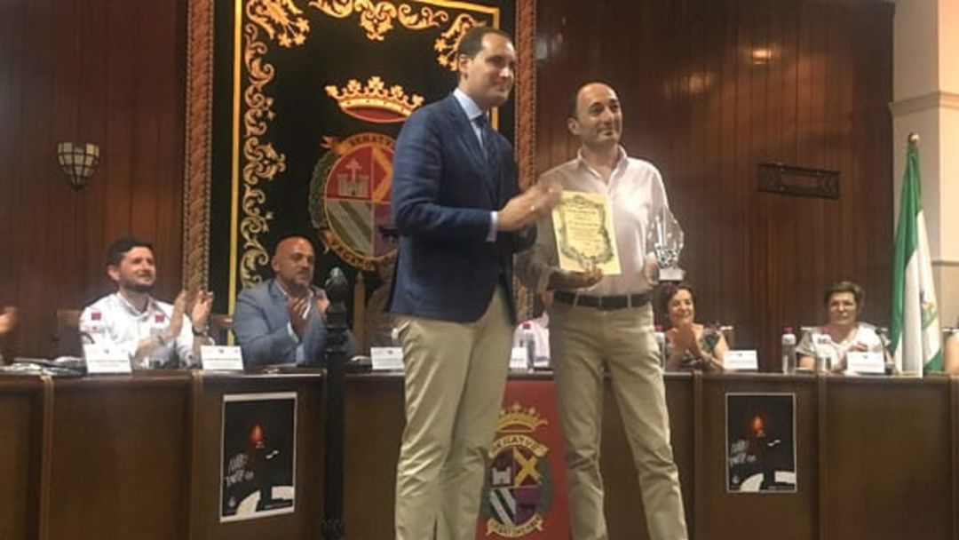 El alcalde de Arjona, Juan Latorre haciendo entrega del Premio al escritor ecijano Juan Jesús Aguilar en una edición anterior de este Certamen. El alcalde de Arjona, Juan Latorre haciendo entrega del Premio al escritor ecijano Juan Jesús Aguilar en una edición anterior de este Certamen.