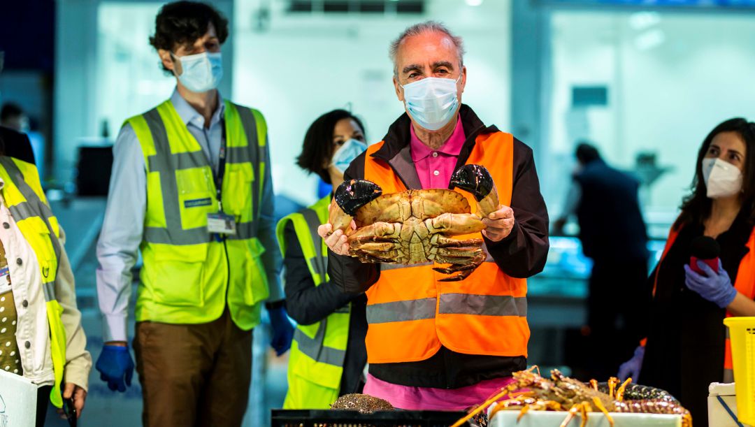 Juanjo Millás durante un momento de su visita a la nave de pescado de Mercamadrid Juanjo Millás durante un momento de su visita a la nave de pescado de Mercamadrid