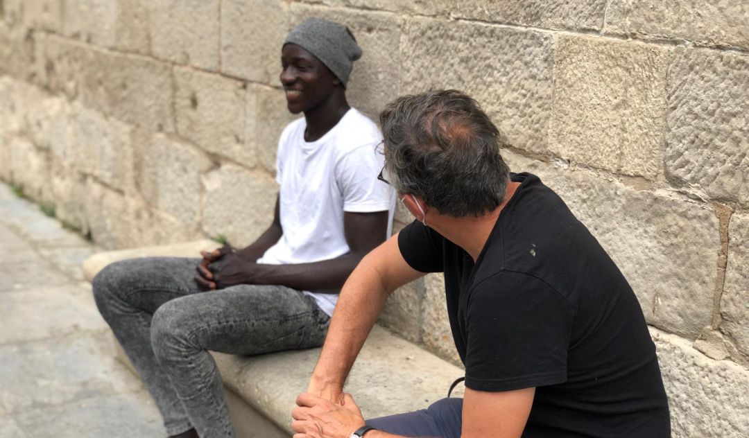 Bru Rovira conversa con Ousmane, que trabaja como recolector de cerezas en Lleida. Bru Rovira conversa con Ousmane, que trabaja como recolector de cerezas en Lleida.