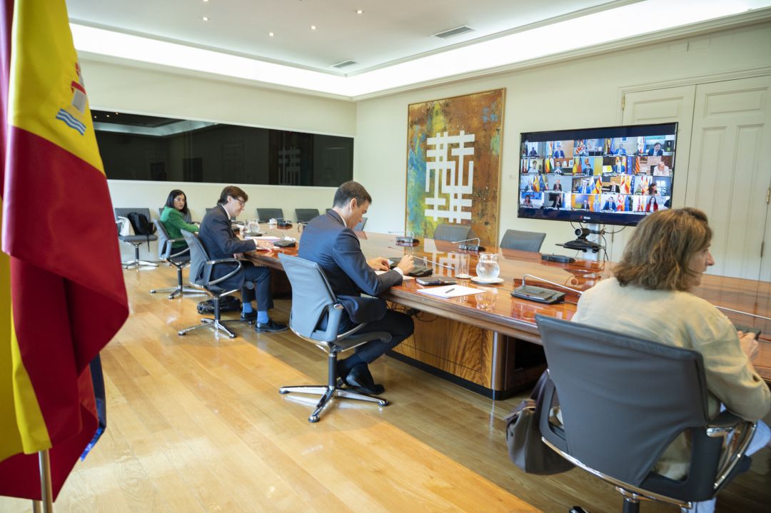 El presidente del Gobierno, Pedro Sánchez, se reúne por videoconferencia con los presidentes autonómicos, en Madrid (España) a 24 de mayo de 2020. Junto a él están la ministra para la Transición Ecológica y el Reto Demográfico y vicepresidenta cuarta del Gobierno, Teresa Ribera (i1); el ministro de Sanidad, Salvador Illa (d2); y la ministra de Política Territorial y Función Pública, Carolina Darias (d1).
El presidente del Gobierno, Pedro Sánchez, se reúne por videoconferencia con los presidentes autonómicos, en Madrid (España) a 24 de mayo de 2020. Junto a él están la ministra para la Transición Ecológica y el Reto Demográfico y vicepresidenta cuarta del Gobierno, Teresa Ribera (i1); el ministro de Sanidad, Salvador Illa (d2); y la ministra de Política Territorial y Función Pública, Carolina Darias (d1).