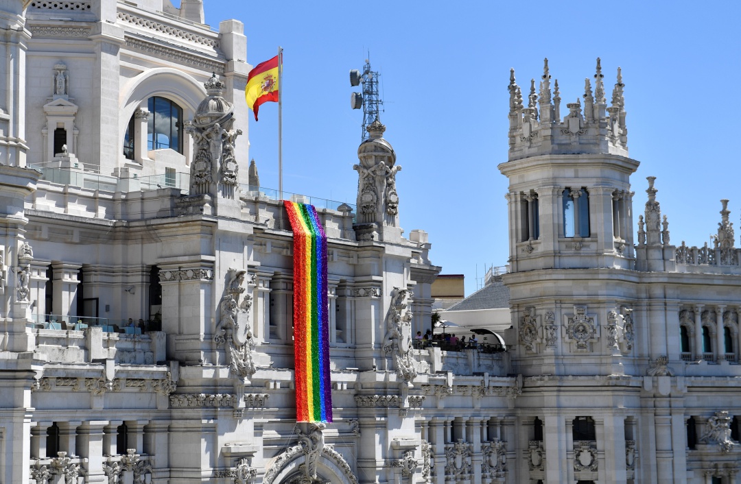 La fachada del ayuntamiento de Madrid luce durante el Orgullo la bandera LGTBI en un lugar preponderante junto a la bandera española al representar valore constitucionales La fachada del ayuntamiento de Madrid luce durante el Orgullo la bandera LGTBI en un lugar preponderante junto a la bandera española al representar valore constitucionales