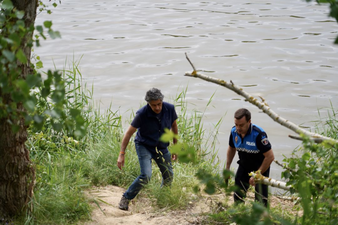 El alcalde de Simancas, Alberto Plaza acompañado de un policía local inspecciona la zona donde fue avistado el reptil El alcalde de Simancas, Alberto Plaza acompañado de un policía local inspecciona la zona donde fue avistado el reptil