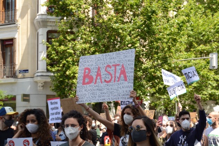 Una mujer porta una pancarta en la que pueden leerse los nombres de algunas de las miles de víctimas mortales del racismo en el mundo. Una mujer porta una pancarta en la que pueden leerse los nombres de algunas de las miles de víctimas mortales del racismo en el mundo.