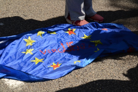 Bandera de Europa en la que puede leerse la palrba "vergüenza" rodeada de concertinas en protesta por las muertes en las fronteras terrestres. Bandera de Europa en la que puede leerse la palrba "vergüenza" rodeada de concertinas en protesta por las muertes en las fronteras terrestres.