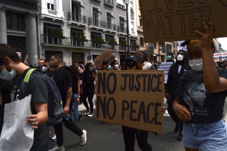 Mujeres levantan pancartas con los mensajes de "No justice, no peace" y "Black lives matter" en la calle Alcalá. Mujeres levantan pancartas con los mensajes de "No justice, no peace" y "Black lives matter" en la calle Alcalá.