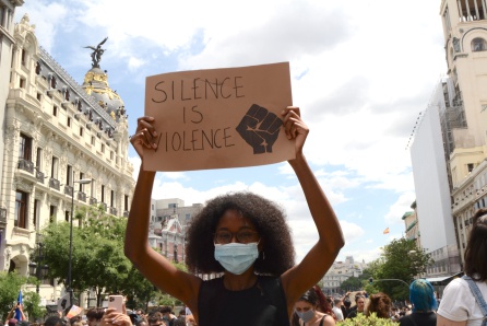 Una chica levanta su pancarta, en la que puede leerse "Silence is violence" ("El silencio es violencia"). Una chica levanta su pancarta, en la que puede leerse "Silence is violence" ("El silencio es violencia").