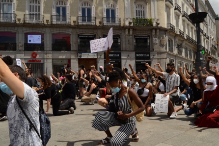 Manifestantes arrodillados y con el puño en alto en solidaridad por las víctimas mortales del racismo, en la Puerta del Sol. Manifestantes arrodillados y con el puño en alto en solidaridad por las víctimas mortales del racismo, en la Puerta del Sol.