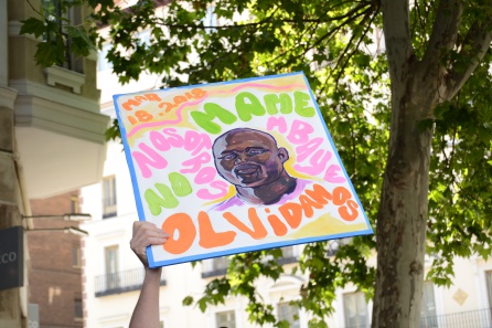 Pancarta en memoria de Mame Mbaye, el mantero de origen senegalés que murió mientras era detenido durante una persecución policial en Lavapiés, en marzo de 2018. Pancarta en memoria de Mame Mbaye, el mantero de origen senegalés que murió mientras era detenido durante una persecución policial en Lavapiés, en marzo de 2018.