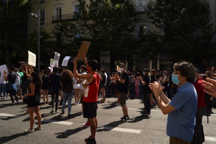 Los manifestantes contra el racismo en la calle Serrano respetan la distancia de seguridad y portan mascarilla. Los manifestantes contra el racismo en la calle Serrano respetan la distancia de seguridad y portan mascarilla.