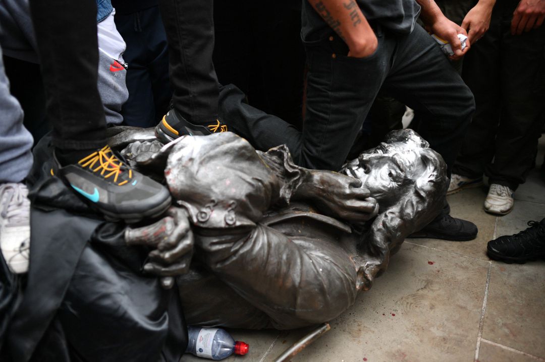 La estatua del esclavista Edward Colston, derribada este domingo en Bristol por un grupo de manifestantes en apoyo a la campaña Black Lives Matter que denuncia la muerte violenta de George Floyd a manos de la policía. La estatua del esclavista Edward Colston, derribada este domingo en Bristol por un grupo de manifestantes en apoyo a la campaña Black Lives Matter que denuncia la muerte violenta de George Floyd a manos de la policía.