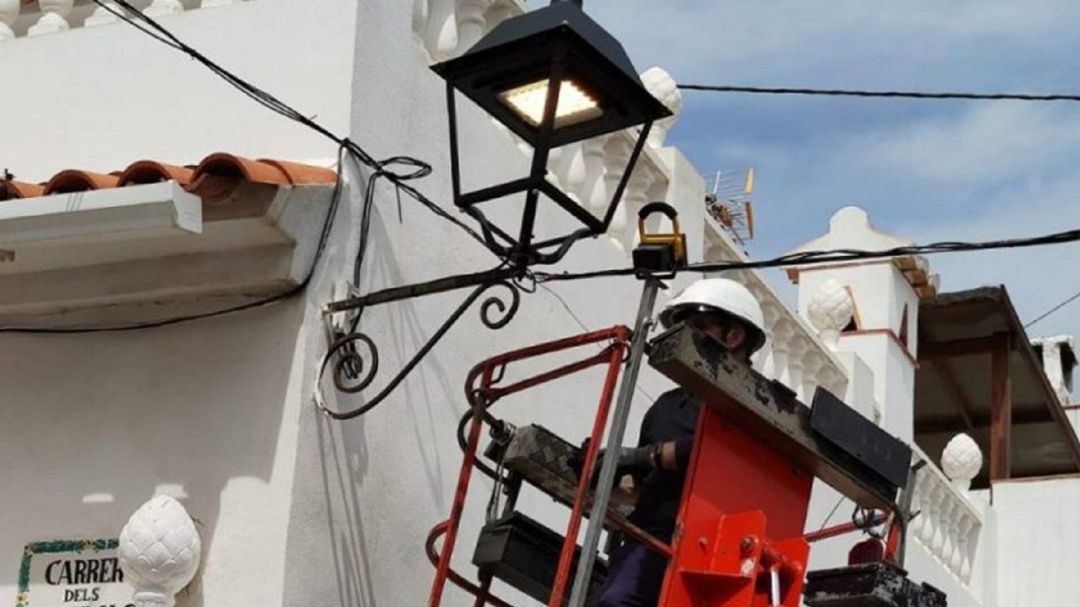 La sustitución de luminarias tradicionales por alumbrado led es una de las actuaciones más frecuentes en los municipios La sustitución de luminarias tradicionales por alumbrado led es una de las actuaciones más frecuentes en los municipios
