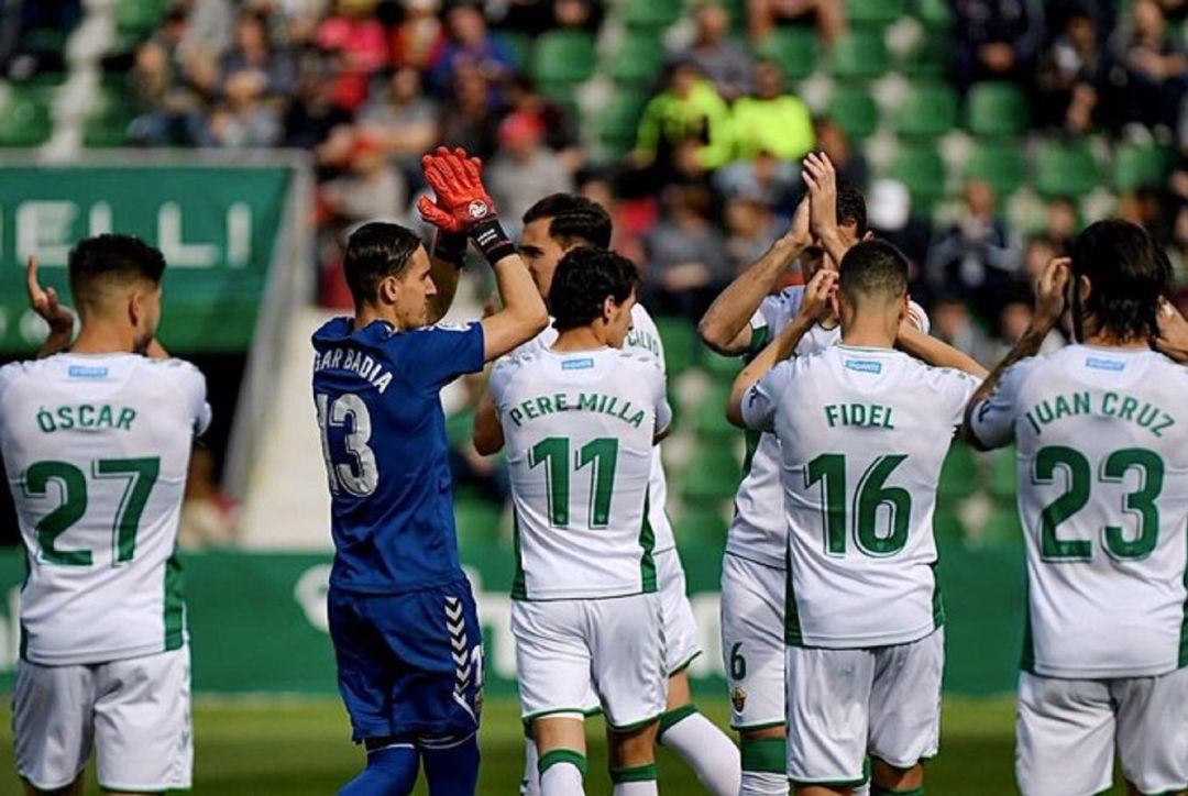 Los jugadores del Elche saludan a la afición en un partido esta temporada Los jugadores del Elche saludan a la afición en un partido esta temporada