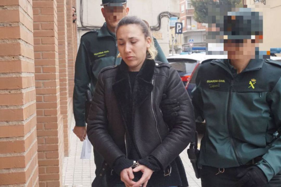 La acusada entrando a losjuzgados de Elda La acusada entrando a losjuzgados de Elda