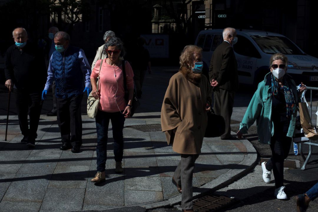 Vecinos de Ourense paseando con mascarilla Vecinos de Ourense paseando con mascarilla