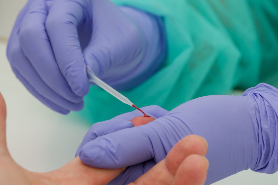 Una trabajadora sanitaria totalmente protegida realiza una prueba diagnóstica del coronavirus Una trabajadora sanitaria totalmente protegida realiza una prueba diagnóstica del coronavirus