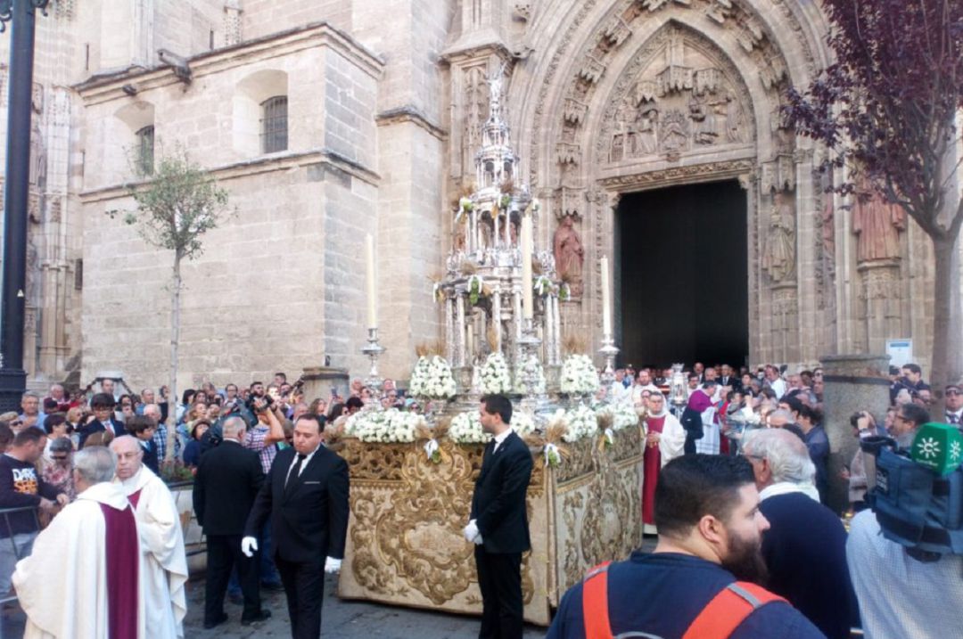 Imagen de archivo de la Custodia de Arfe saliendo por la Puerta de San Miguel de la Catedral de Sevilla Imagen de archivo de la Custodia de Arfe saliendo por la Puerta de San Miguel de la Catedral de Sevilla