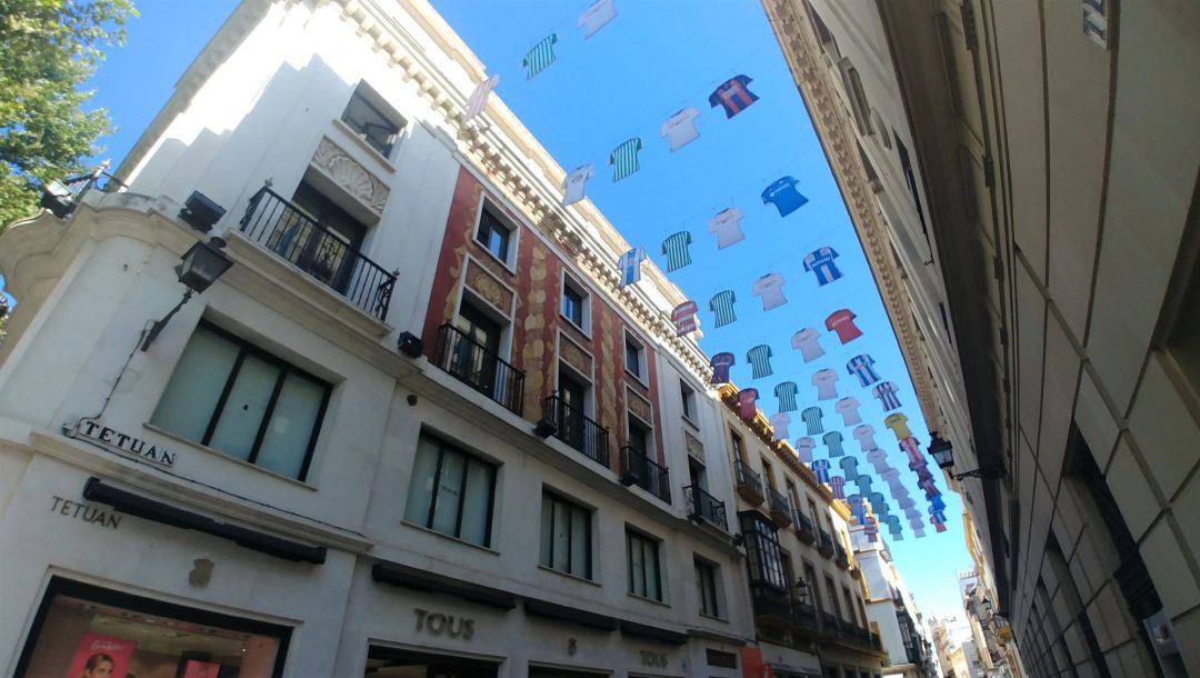 SEV05. SEVILLA.- Imagen de la calle Tetuán en el centro de Sevilla, una de las arterias comerciales principales, que ha amanecido adornada con más de medio centenar de camisetas de los equipos de laLiga con las que se ha dado este lunes la bienvenida a la vuelta del fútbol después de tres meses de parón con uno de los clásicos de mayor rivalidad del universo futbolero, el Sevilla-Betis del próximo jueves en el Ramón Sánchez Pizjuán (22.00 horas).EFE Juan de Lara SEV05. SEVILLA.- Imagen de la calle Tetuán en el centro de Sevilla, una de las arterias comerciales principales, que ha amanecido adornada con más de medio centenar de camisetas de los equipos de laLiga con las que se ha dado este lunes la bienvenida a la vuelta del fútbol después de tres meses de parón con uno de los clásicos de mayor rivalidad del universo futbolero, el Sevilla-Betis del próximo jueves en el Ramón Sánchez Pizjuán (22.00 horas).EFE Juan de Lara